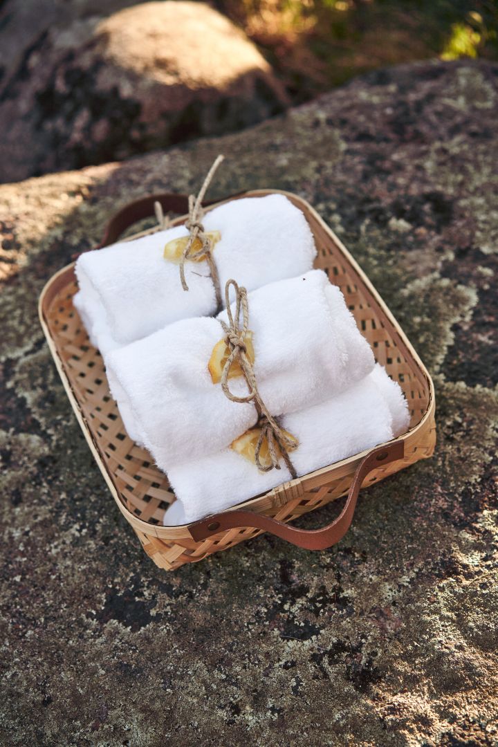 Veranstalten Sie eine schwedische Flusskrebs-Party und legen Sie feuchte Handtücher mit Zitronenscheiben bereit, damit sich Ihre Gäste die Hände säubern können. 