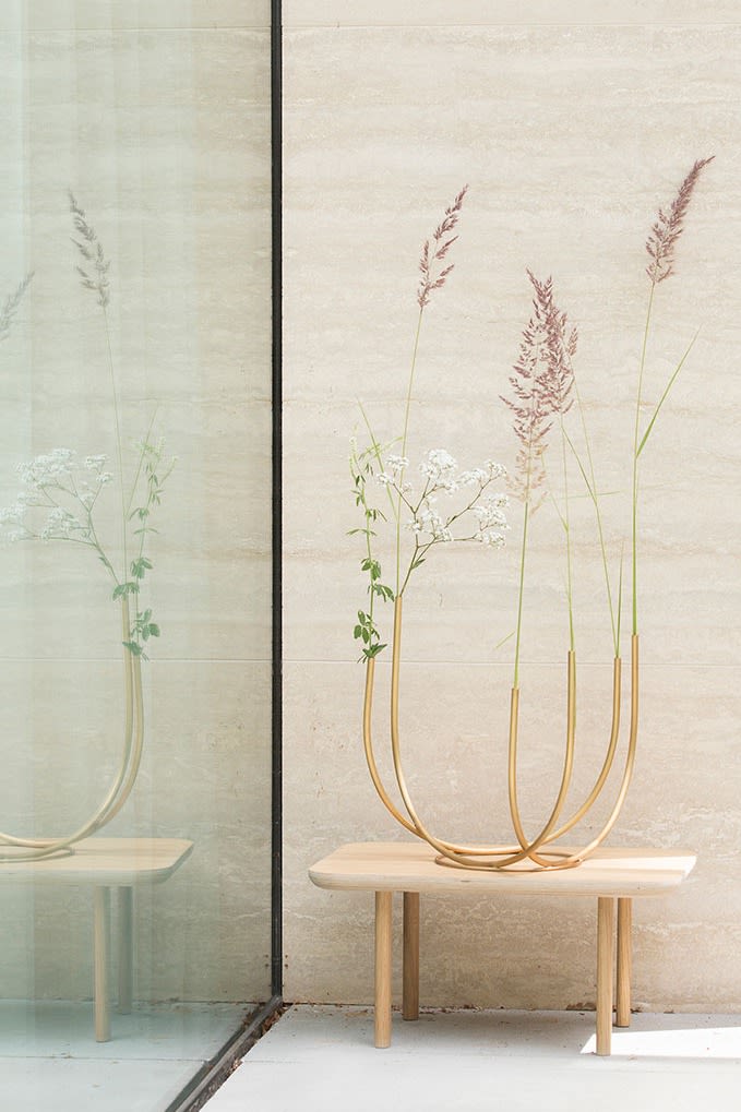 Die skulpturale Vase in organischen Formen aus goldfarbenem Eisen von Urban Nature Culture zeigt, dass sich das Interior Design in Richtung skulpturaler Formen bewegt. 