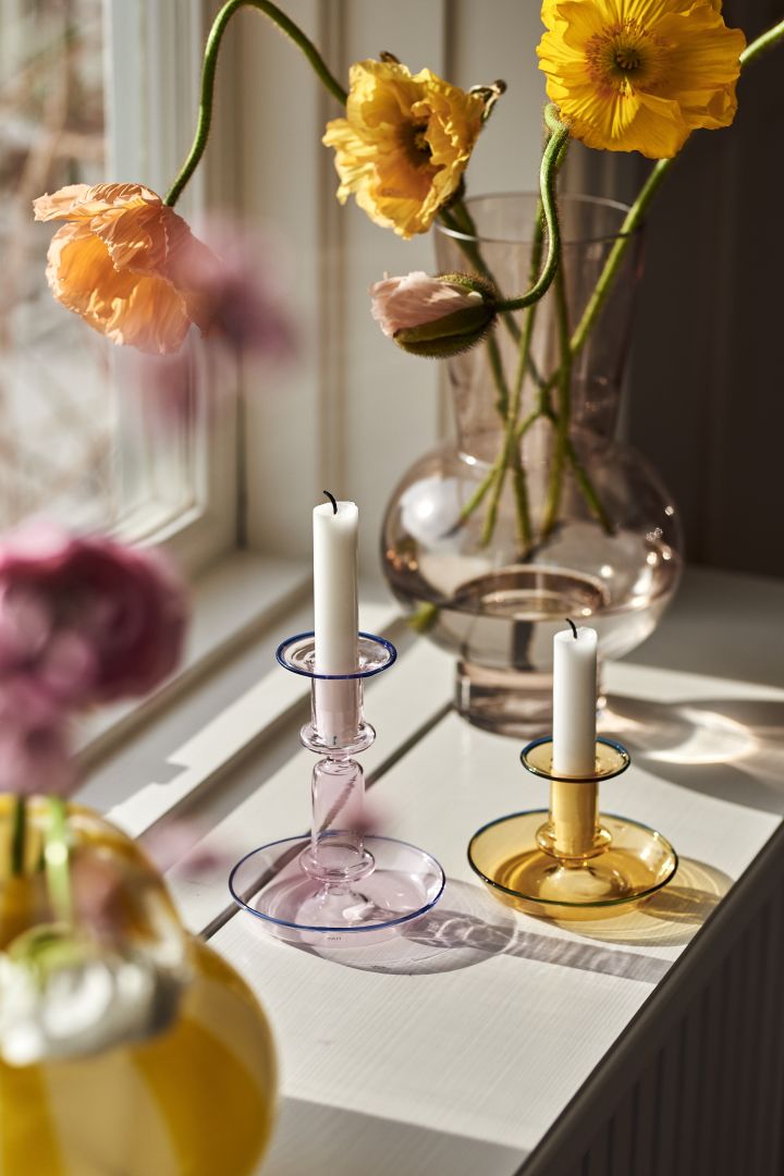 Bringen Sie Pastellfarben in Ihr Interieur und dekorieren Sie mit den Kerzenhaltern Flare in Rosa und Gelb von HAY.