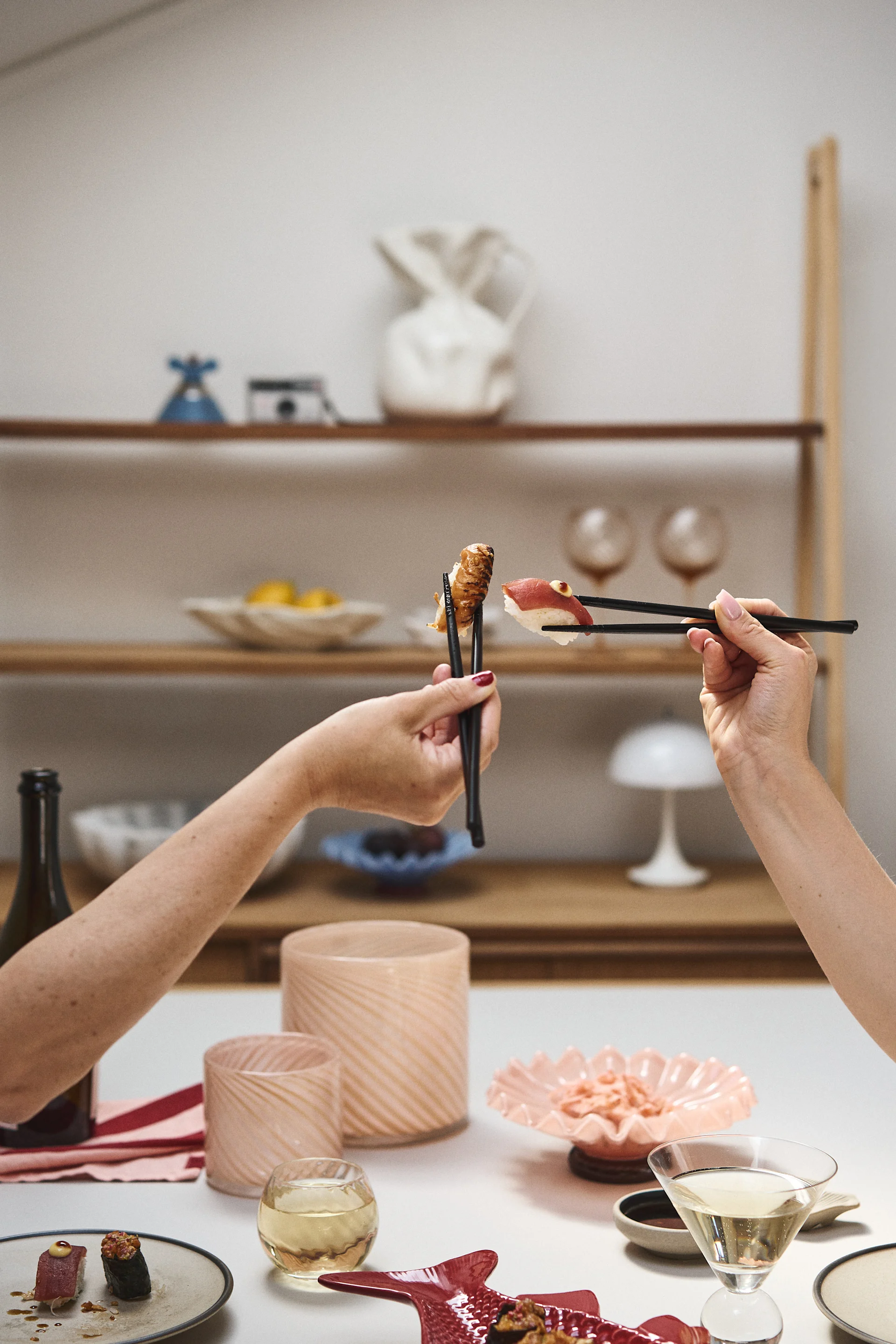 Bei Byon finden Sie alles, was Sie brauchen, um den Tisch für ein leckeres Sushi-Dinner zu decken. Gläser aus klarem Glas, die fischförmige Kai-Schale und gemütliche Calore-Laternen in Rosa sorgen für Stimmung.