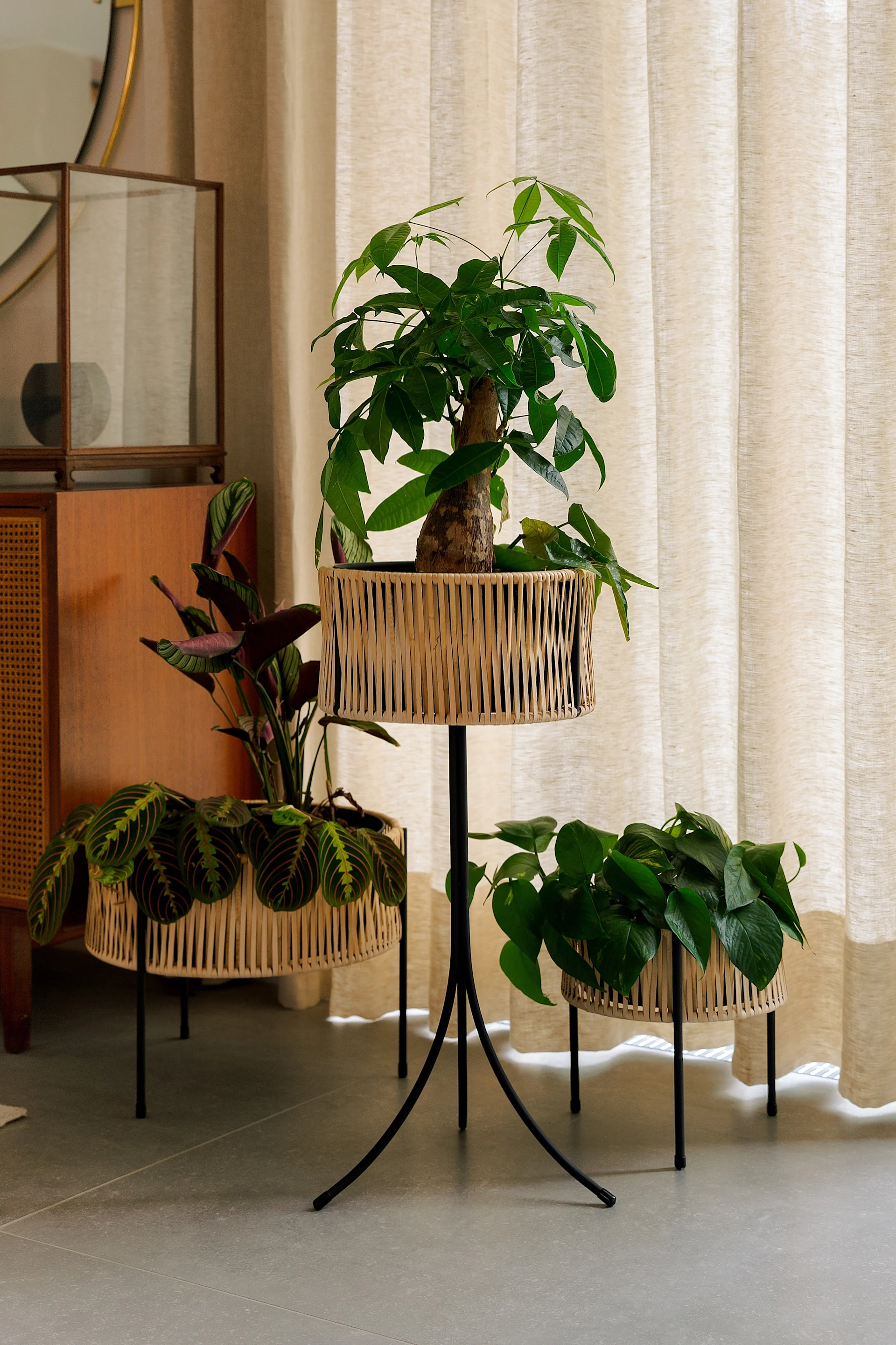 Die Umanoff Blumentöpfe im Boho-Stil von Audo Copenhagen stehen in einem Wohnzimmer.