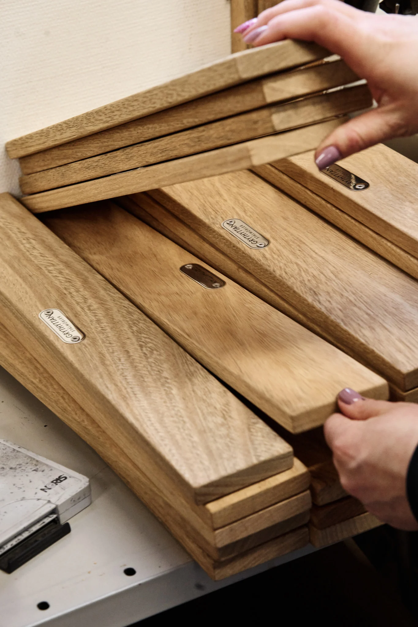 Lernen Sie Grythyttan kennen: Hier überprüft ein Mitarbeiter ein Stück Teakholz auf Unregelmäßigkeiten.