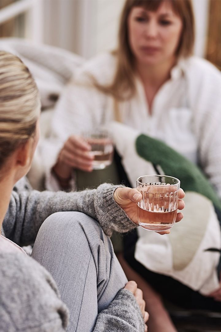 Erdbeersaft wird zur Kaffeezeit aus Raami Trinkgläsern von Iittala genossen.