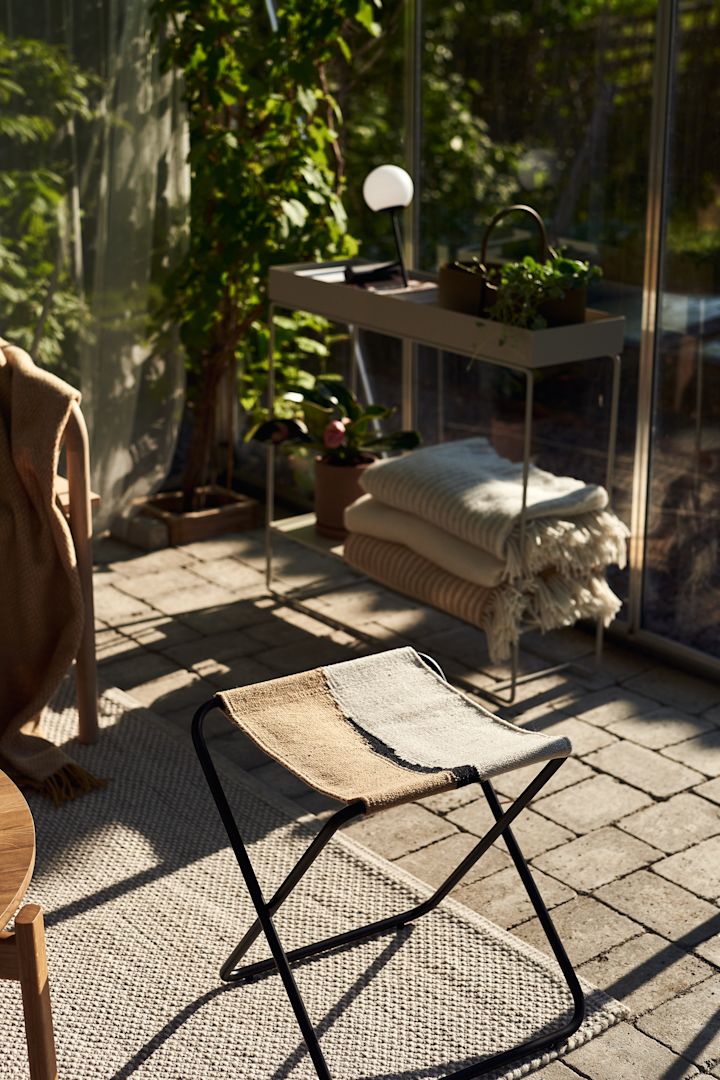 Schaffen Sie mit Hilfe von Klappstühlen mehr Sitzgelegenheiten, wenn Sie einen kleinen Balkon oder wenig Stauraum haben.