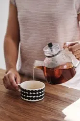 Der Kaffee wird zur Kaffeestunde aus der Kettle-Teekanne von Menu und der Räsymatto-Teekanne von Marimekko serviert.
