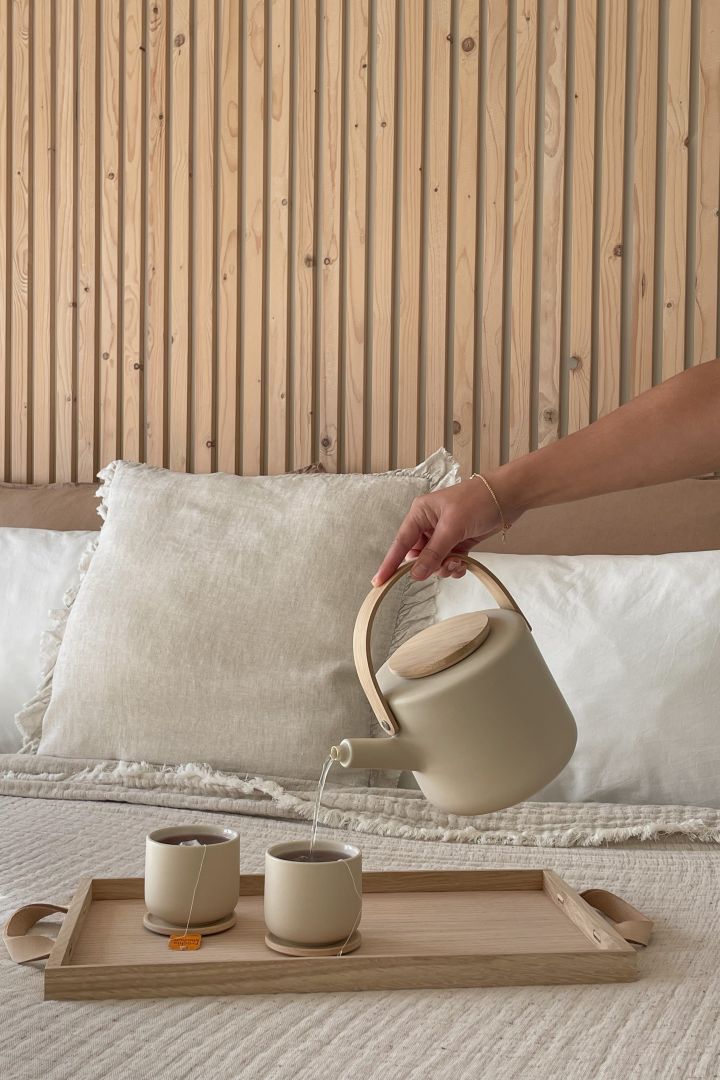 Genießen Sie Ihr Frühstück mit warmen Tee in der stilvollen Theo-Tee-Tasse, der ultimativen Teetasse für Teeliebhaber. Foto: @our_home_living