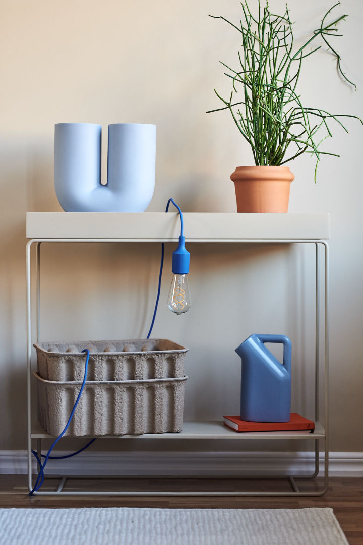 Bunter Einrichtungsstil in sanften Blautönen und Beige in Form eines Konsolentisches von Ferm Living und einer Vase von Muuto.