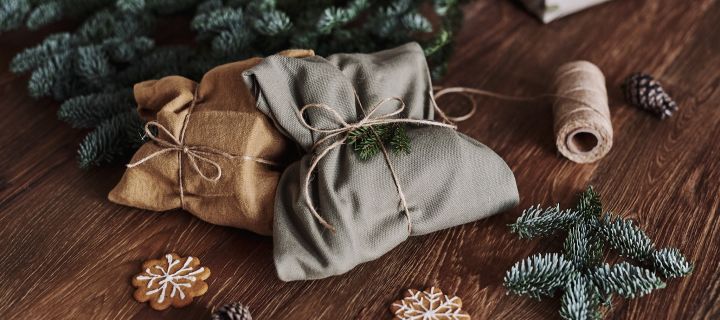 Eine nachhaltige Art Geschenke zu verpacken, besteht darin, sie in Küchentücher zu verpacken, wie hier, wo Weihnachts- und grüne Küchentücher verwendet wurden.