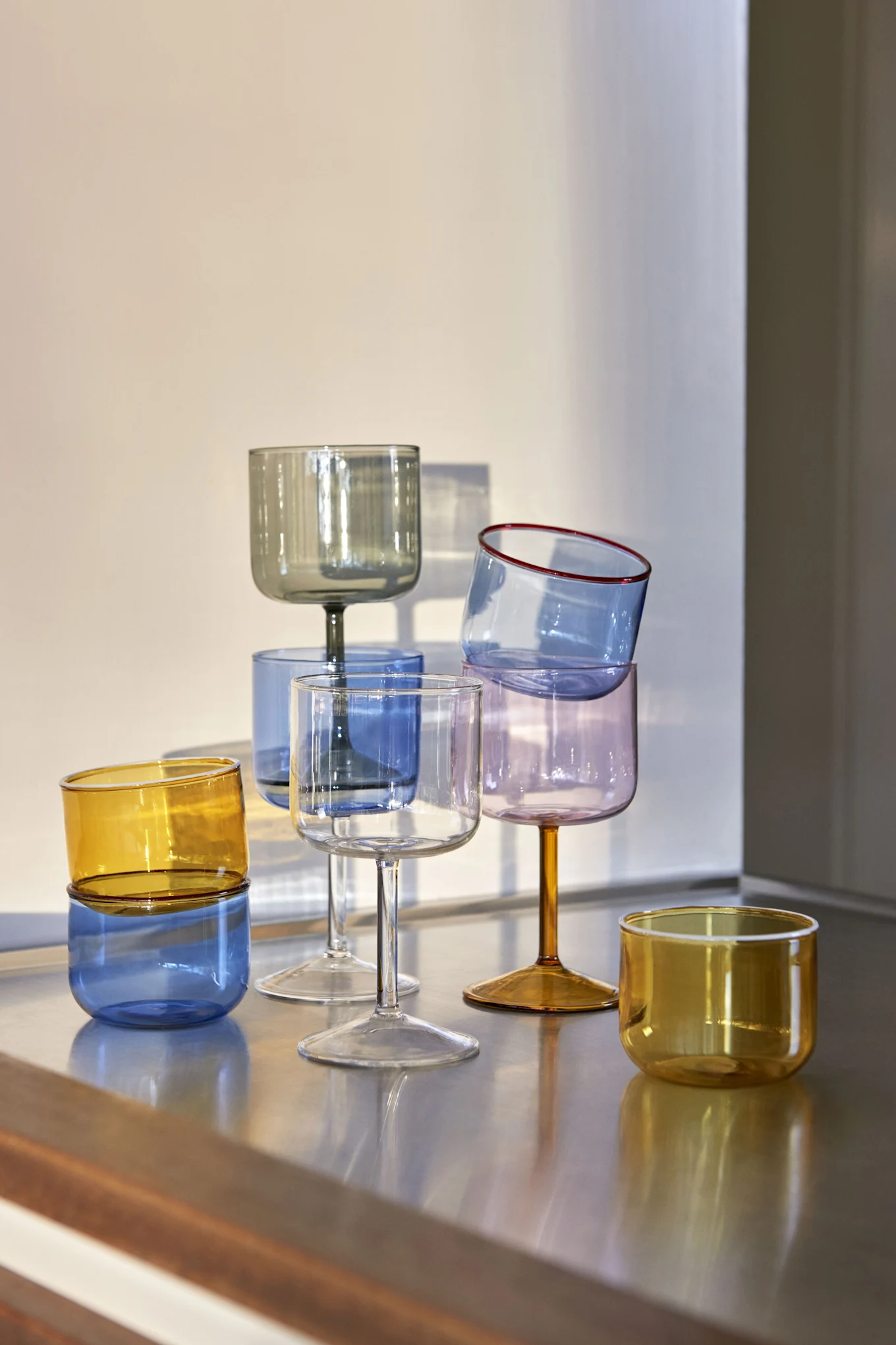 Bringen Sie Pastellfarben in Ihr Interieur, indem Sie mit Tint-Gläsern und Weingläsern von HAY in verschiedenen Pastellfarben dekorieren.