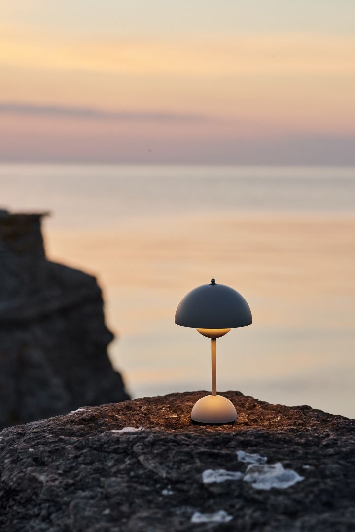 Flowerpot von &Tradition für diesen Sommer: Stellen Sie die tragbare Lampe bei Sonnenuntergang an den Strand,.