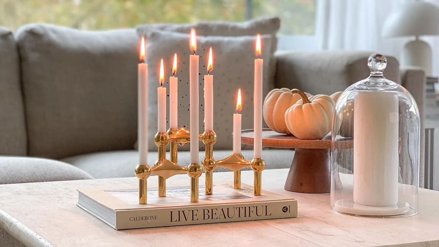 Dekorieren Sie Ihren Couchtisch mit dem Stoff Nagel Kerzenhalter, Büchern, Tabletts und, zumindest im Herbst, mit Kürbissen, wie @lifeside_zurich.