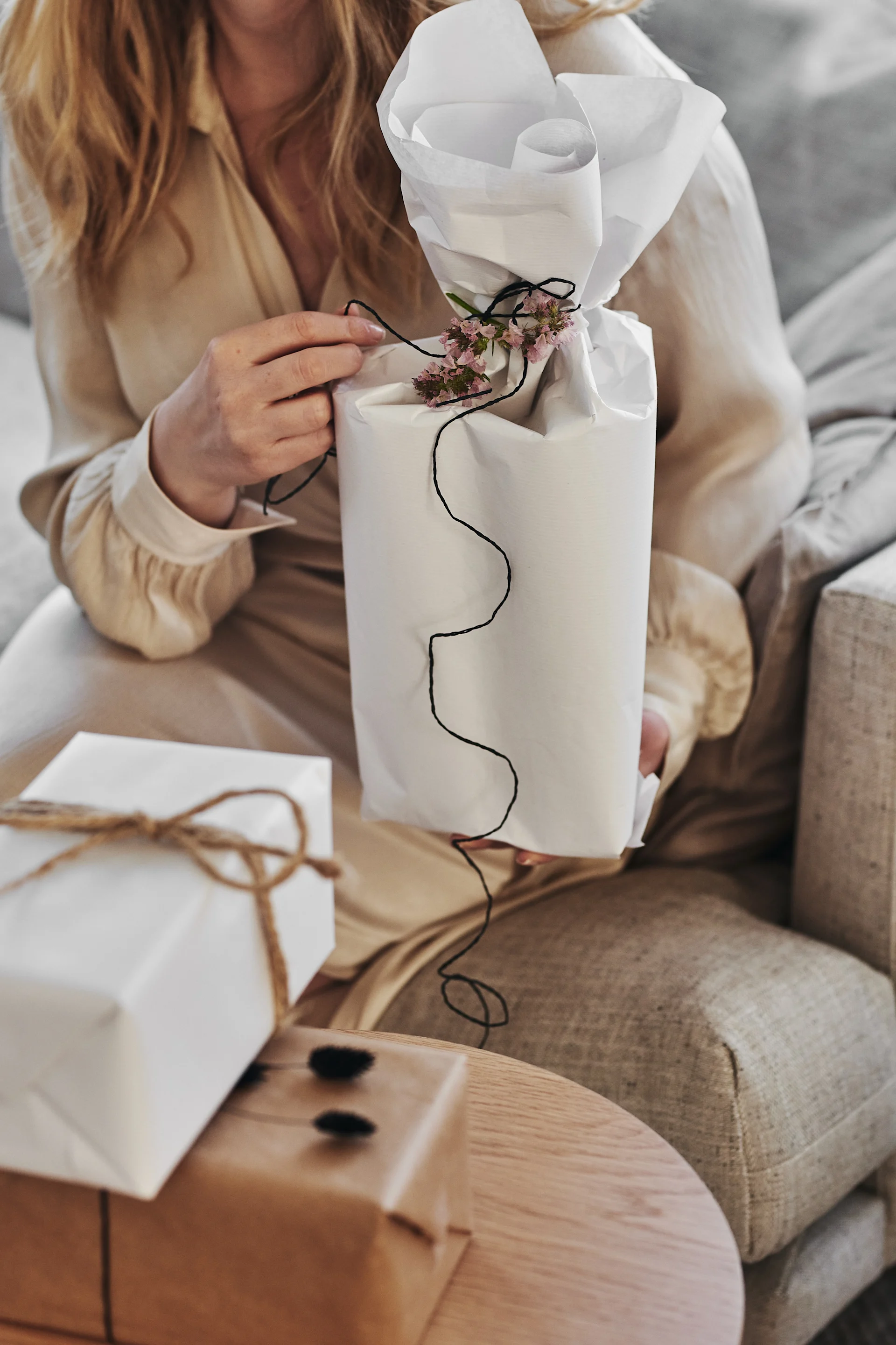 Hochzeitsgeschenk-Ideen: Eine hübsch eingepackte Alvar Aalto-Vase von Iittala ist ein perfektes Hochzeitsgeschenk.