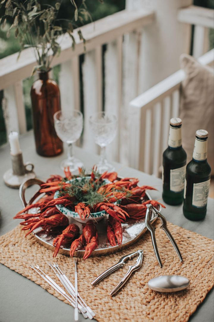 Krebsfest in Schweden: Ein gedeckter Tisch mit Flusskrebsen und dem Meeresfrüchte-Set von Dorre.