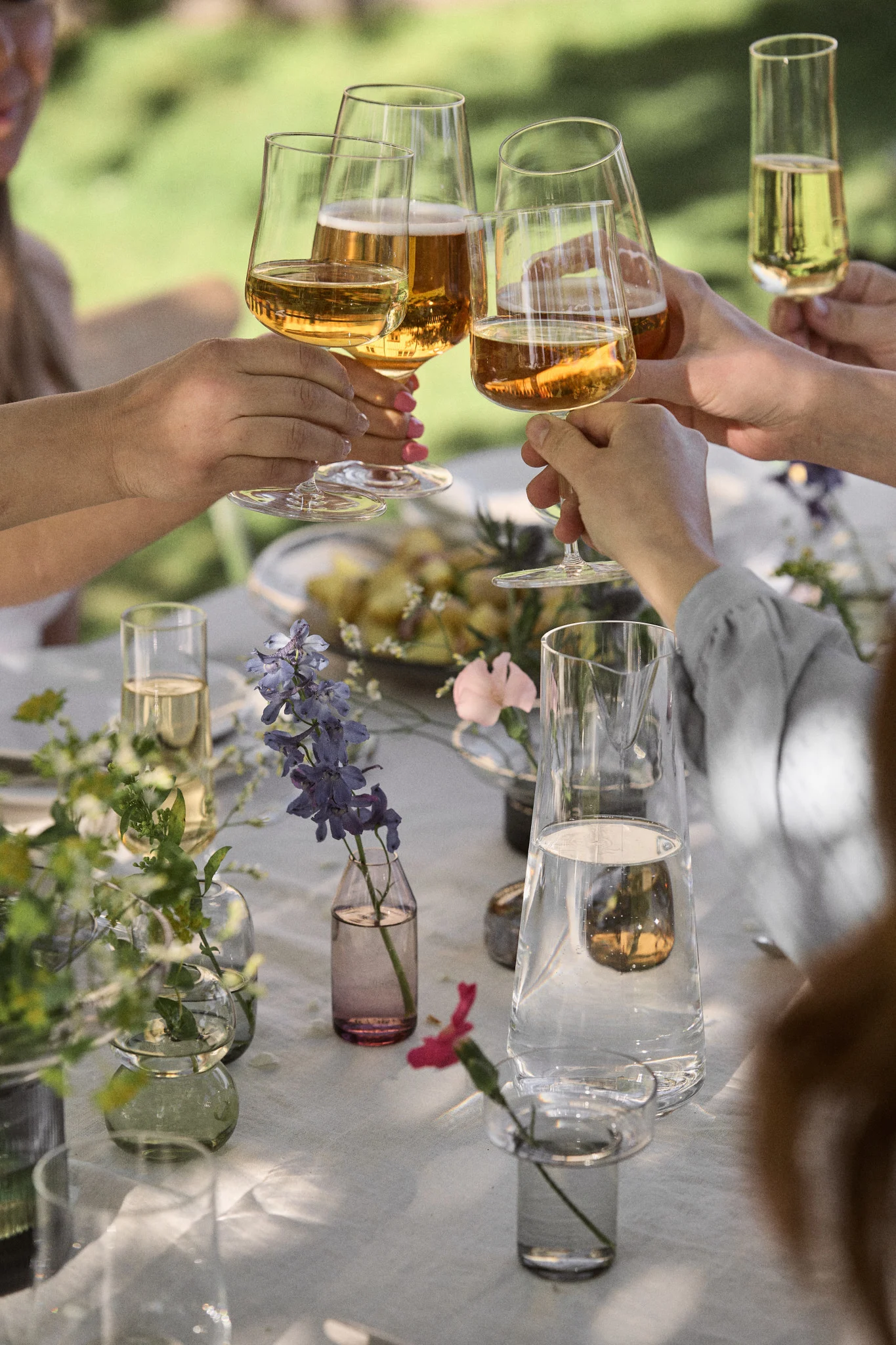 Mittsommer 2025: Natürlich ist auch das Anstoßen eine Tradition zum Mittsommerfest. Füllen Sie die Gläser mit Bier, Wein, Schnaps oder Wasser und stoßen Sie auf einen tollen Abend an!