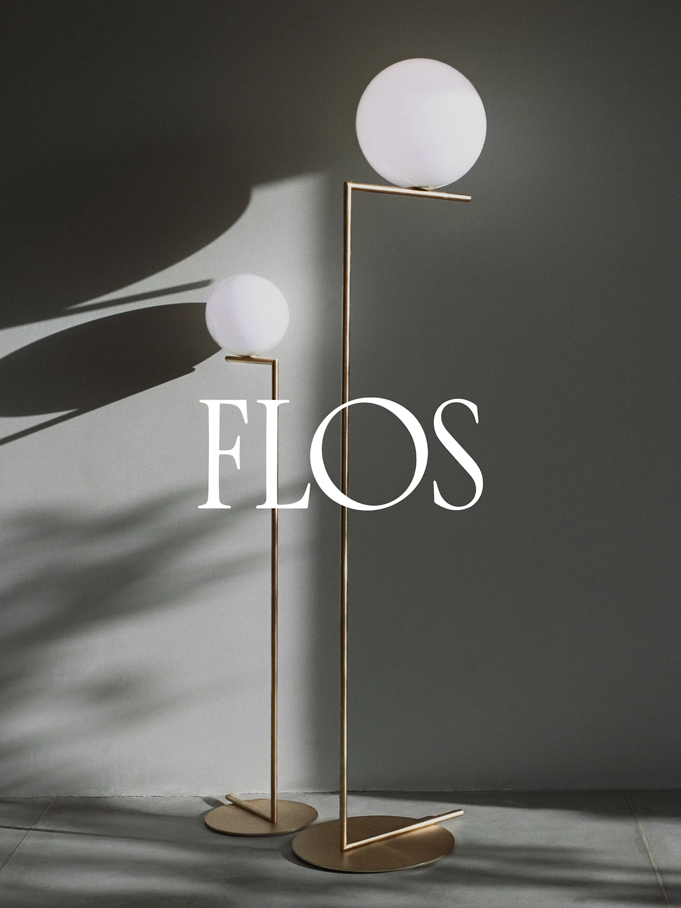 Zwei moderne Stehlampen mit kugelförmigen weißen Diffusoren und goldenen Metallrahmen, mit dem Flos-Logo.