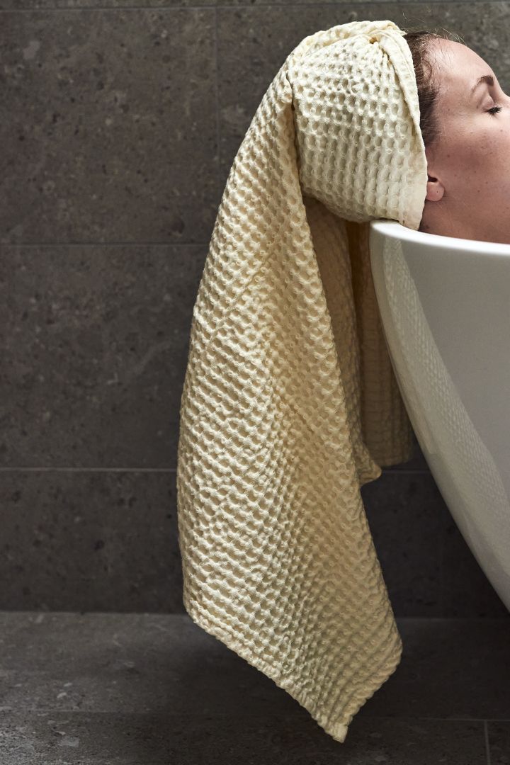 Verwenden Sie dieses weiße Bio-Handtuch von Ferm Living, um in Ihrem Badezimmer ein Home-Spa-Gefühl zu schaffen.