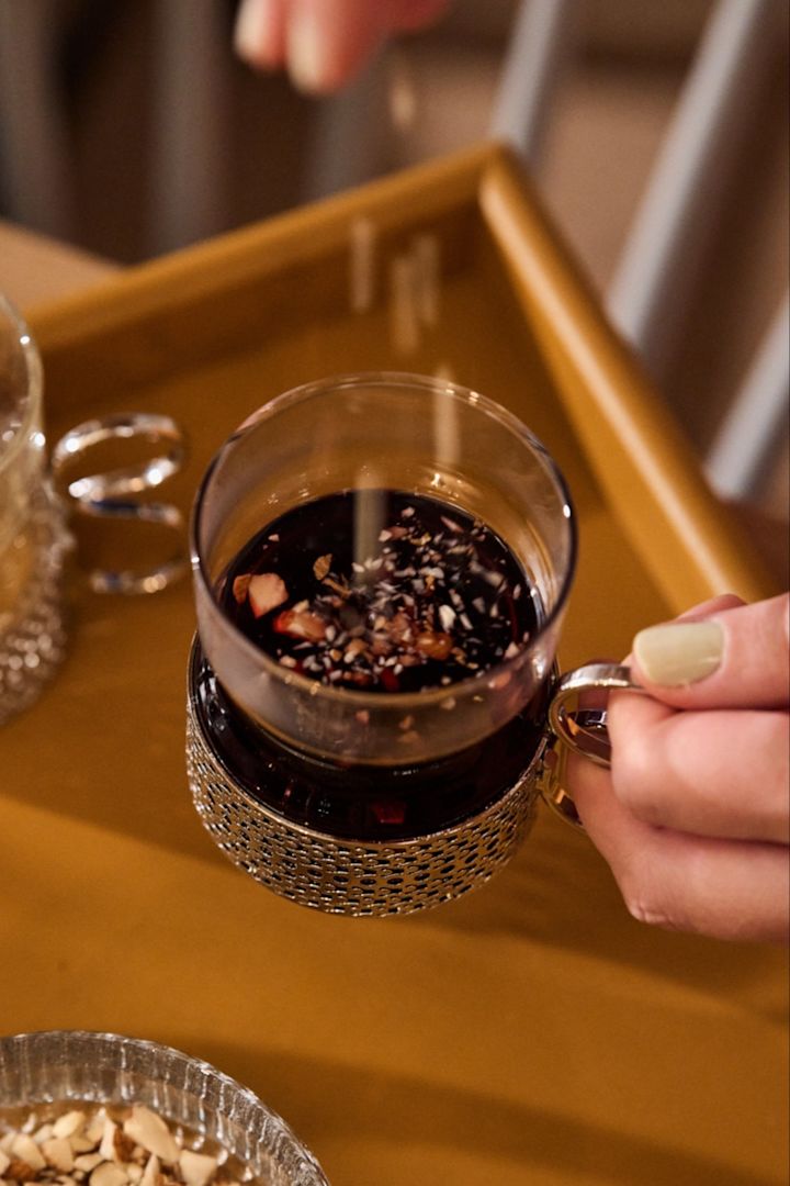 Skandinavischer Glühwein und weitere Weihnachtsrezepte: Servieren Sie Ihren selbstgemachten Glögg am besten in passenden Gläsern, wie den Tsaikka Gläsern mit Henkel von Iittala und verfeiern Sie ihn mit gehackten Mandeln!