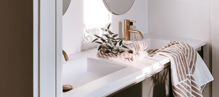 Dekorieren Sie Ihr Badezimmer mit den beigefarbenen Handtüchern Stripes von NJRD und kreieren Sie das Gefühl einer Wellnessoase. @arkihem
