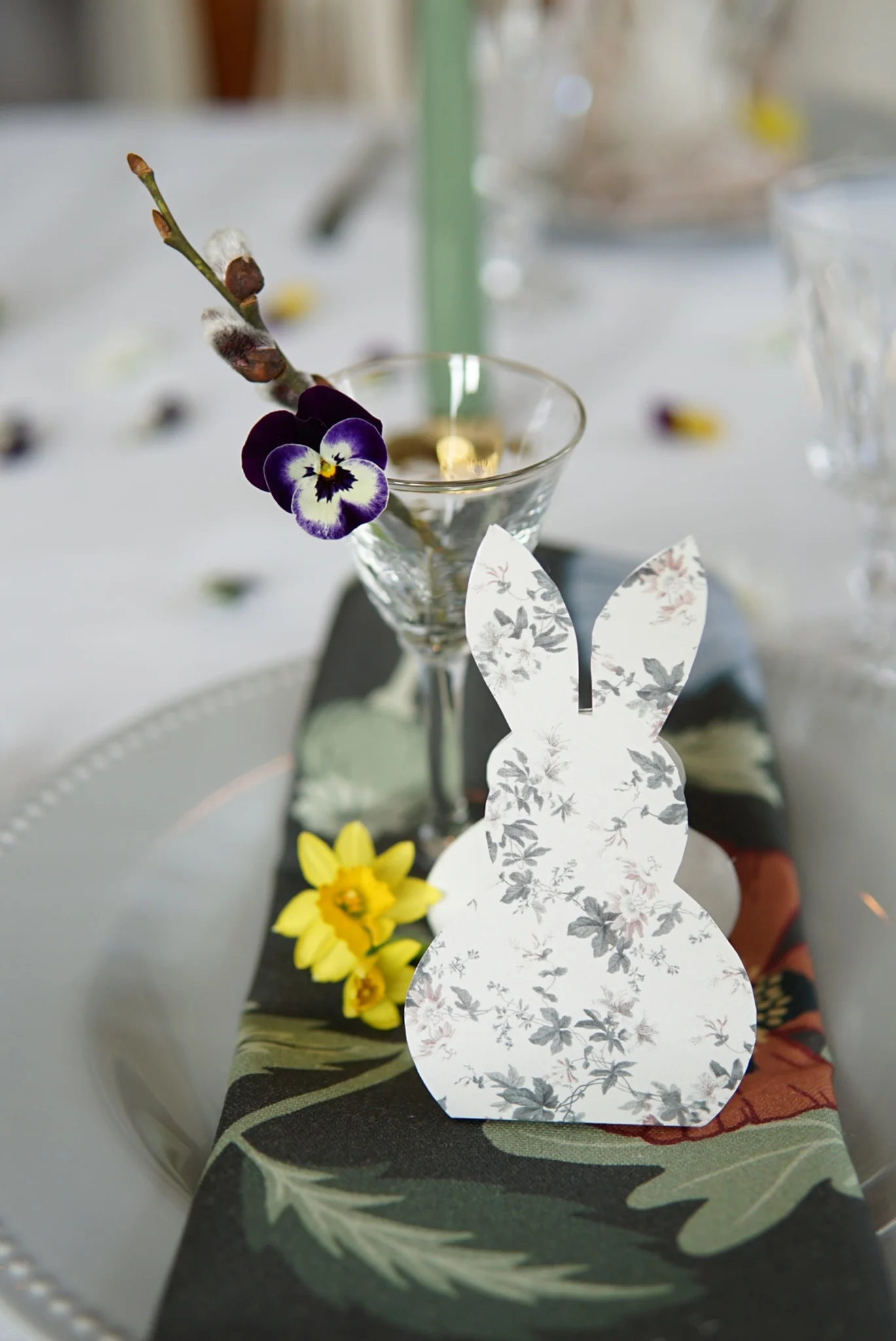 Ein niedlicher, aus Papier gebastelter Osterhase als Tischdekoration zu Ostern von @faggemala1912 auf einem Teller aus der Dots-Kollektion von Scandi Living.