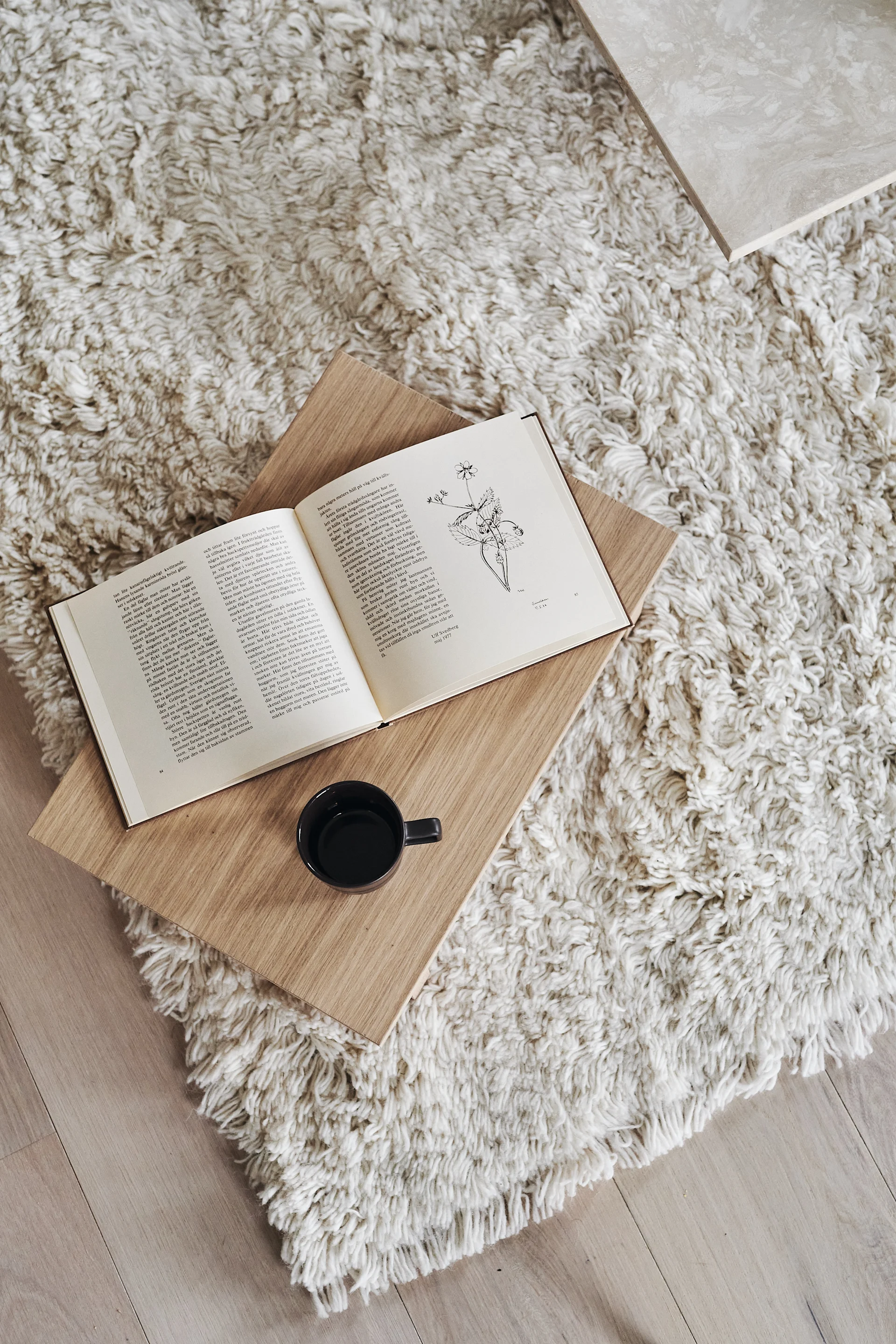 Kreieren Sie ein Schlafzimmer wie im Hotel mit Hilfe eines luxuriösen Teppichs wie dem hochflorigen, weichen Wollteppich von Scandi Living. 