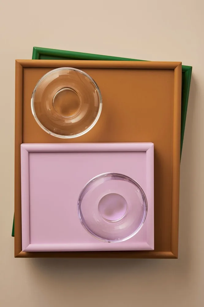 Hier sehen Sie die Chateau-Weißweingläser von Kosta Boda auf einem gedeckten Tisch mit bunten HAY-Kerzenhaltern auf dem Tisch. 