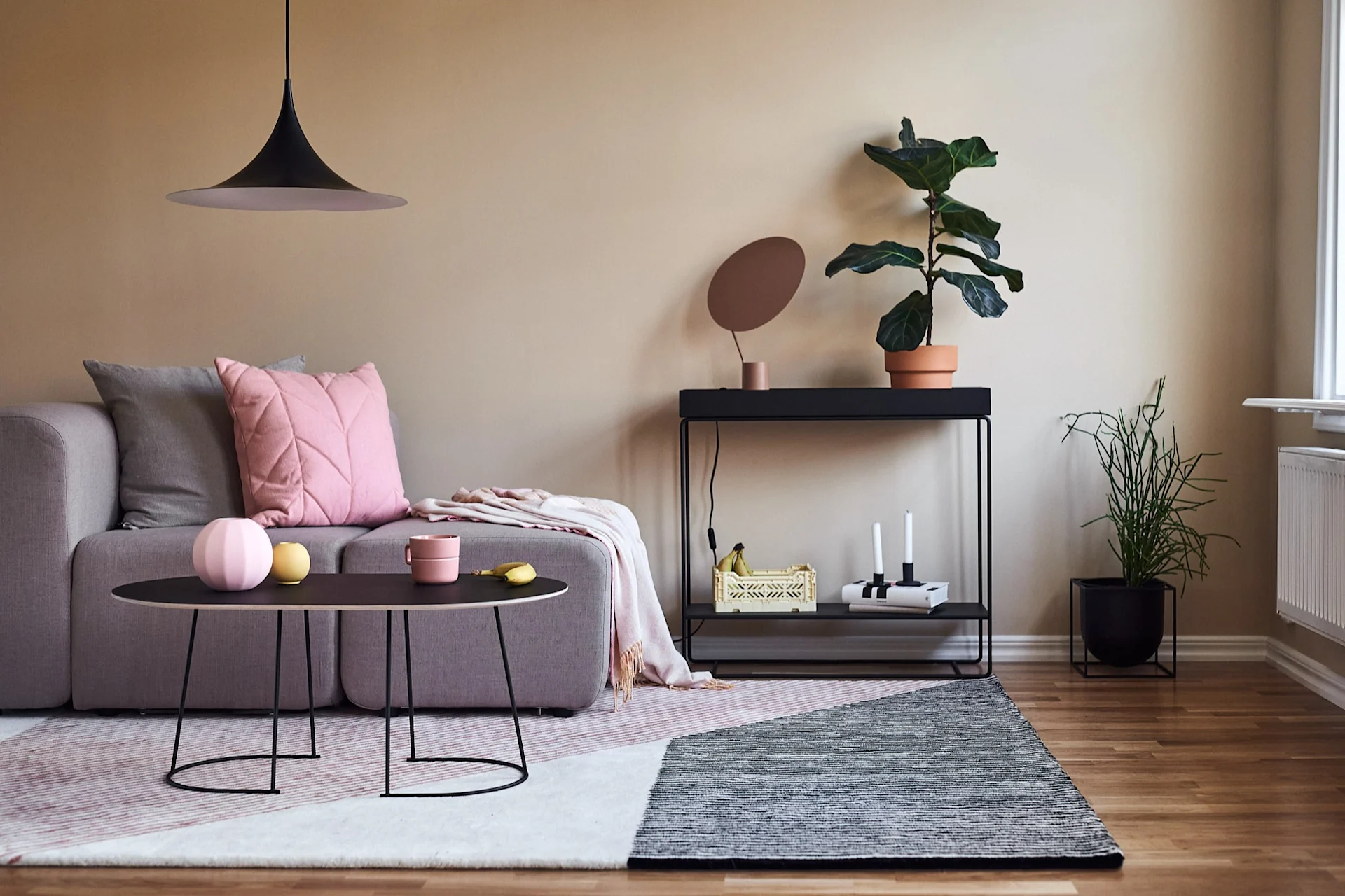 Bunter Wohnstil mit sanften Pastelltönen in einem modernen Wohnzimmer.