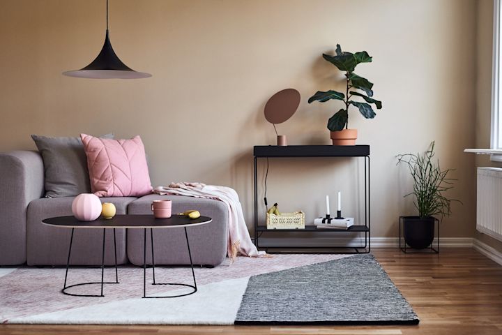 Bunter Wohnstil mit sanften Pastelltönen in einem modernen Wohnzimmer.