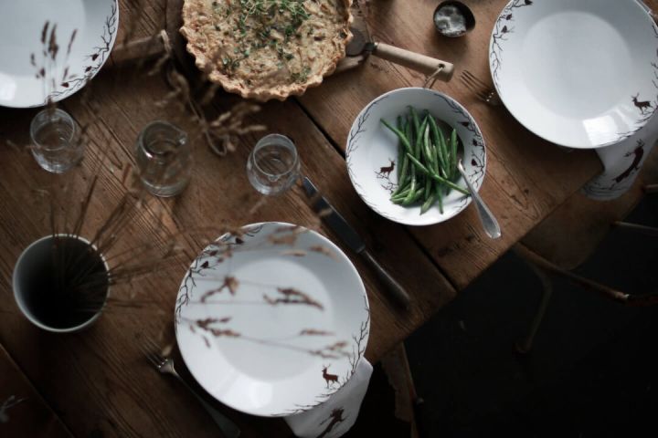 Hier sehen Sie einen rustikal gedeckten Tisch mit dem Alveskog-Geschirr von Wik & Walsøe. 