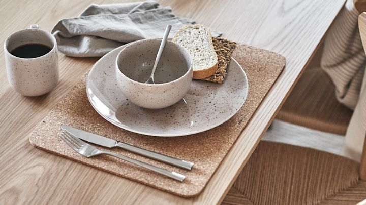 Scandi Living ist eine schwedische, moderne Designmarke mit stilvoller Designsprache wie hier mit der rustikalen Porzellan Serie Freckle.