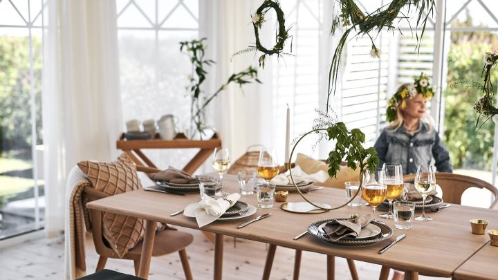 Decken Sie den Tisch für Mittsommer in einem skandinavischen Stil, der das schöne Junilicht mit hellen Holztischen und -stühlen, wogenden Textilien und erdigen Farben einfängt.