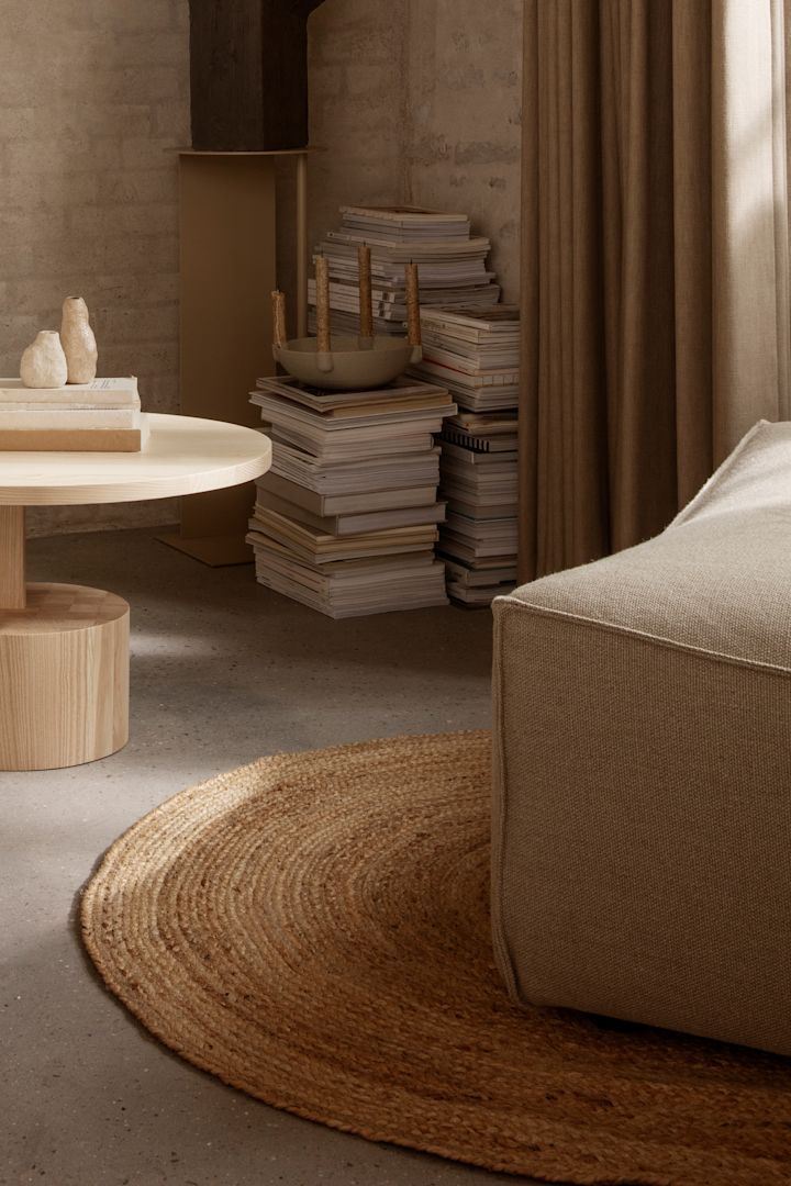 Rattan und Jute sind Teil der Wohntrends im Herbst 2021 – wie hier ist der Juteteppich Eternal von Ferm Living.