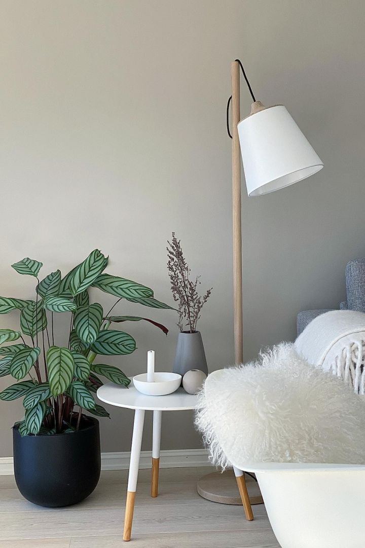 Boho und weitere Einrichtungsstile: Hier sehen Sie das im skandinavischen Stil eingerichtete Wohnzimmer mit der Muuto Pull Stehleuchte von der Instagram-Userin sol_hellinga.