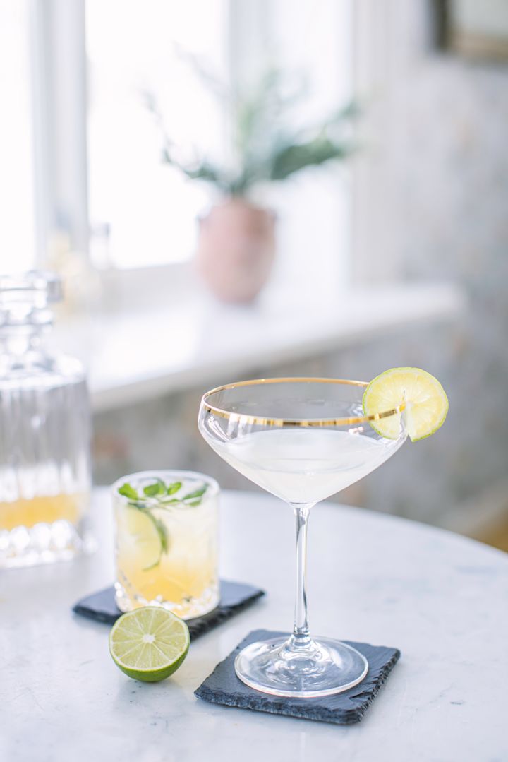 Servieren Sie Ihrem Virgin Daiquiri in einem weiten Glas und zum Beispiel auf dem Skiffer Untersetzer von Dorre.