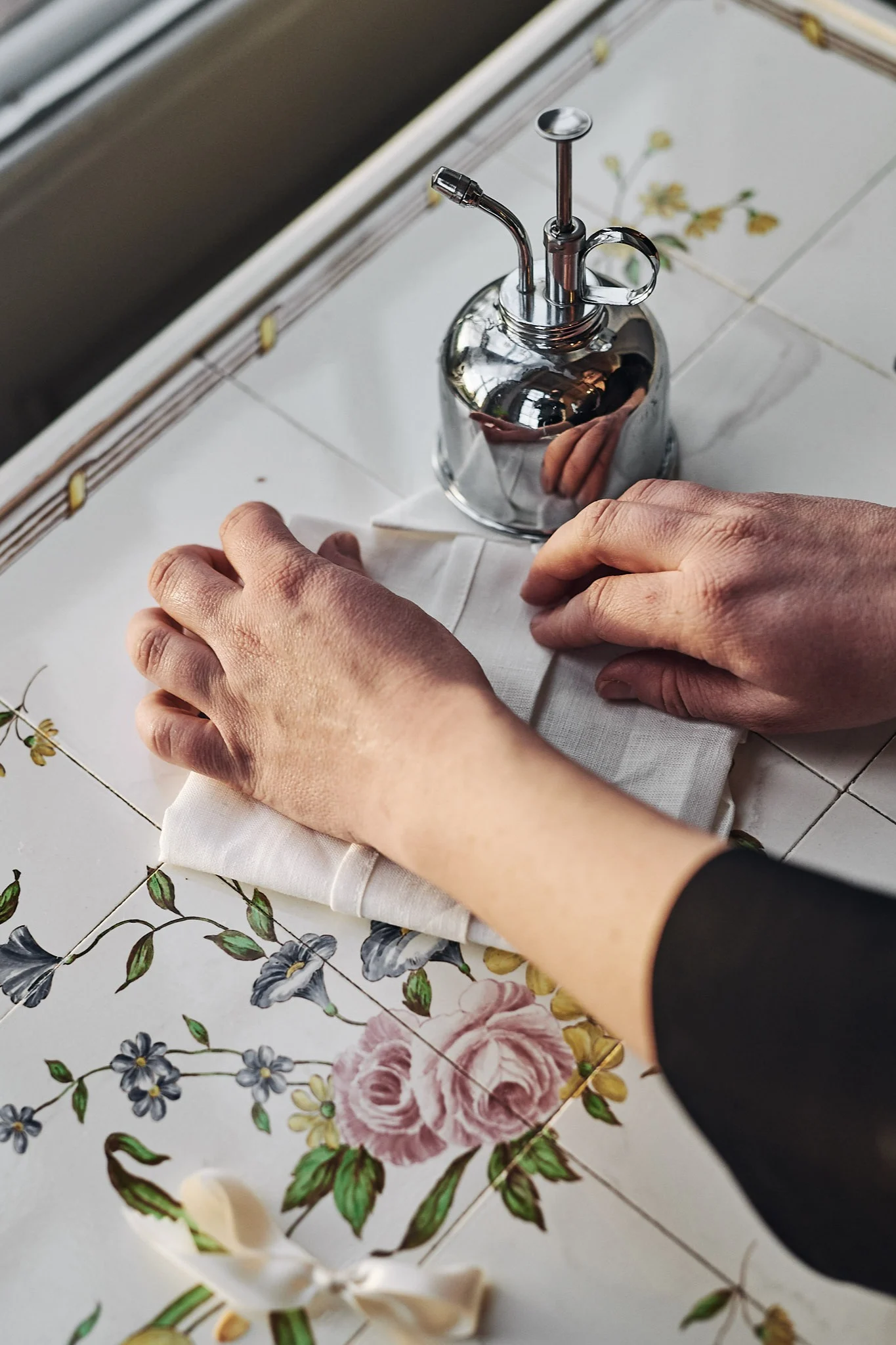 Eine Serviette wird so gefaltet, dass sie einem Hemd mit Fliege ähnelt.