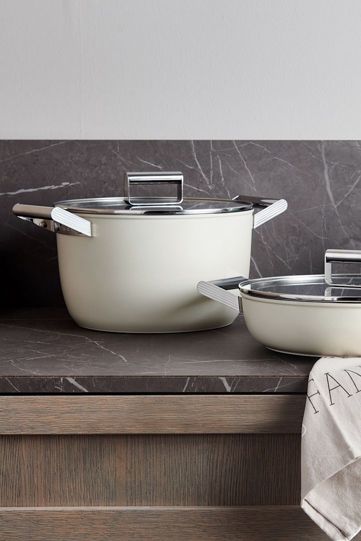 Mehr Freude am Kochen – hier Sie sehen die SMEG 50's Style Kasserolle mit Deckel Ø26 cm in der Farbe Creme.