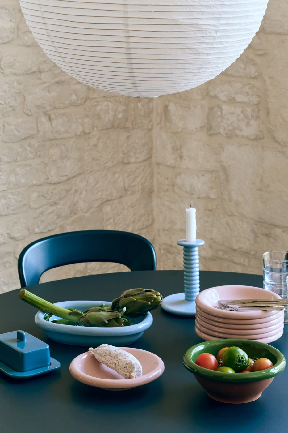 Ein Tisch mit farbenfrohem Porzellan, das die Wohntrends 2026 zeigt.