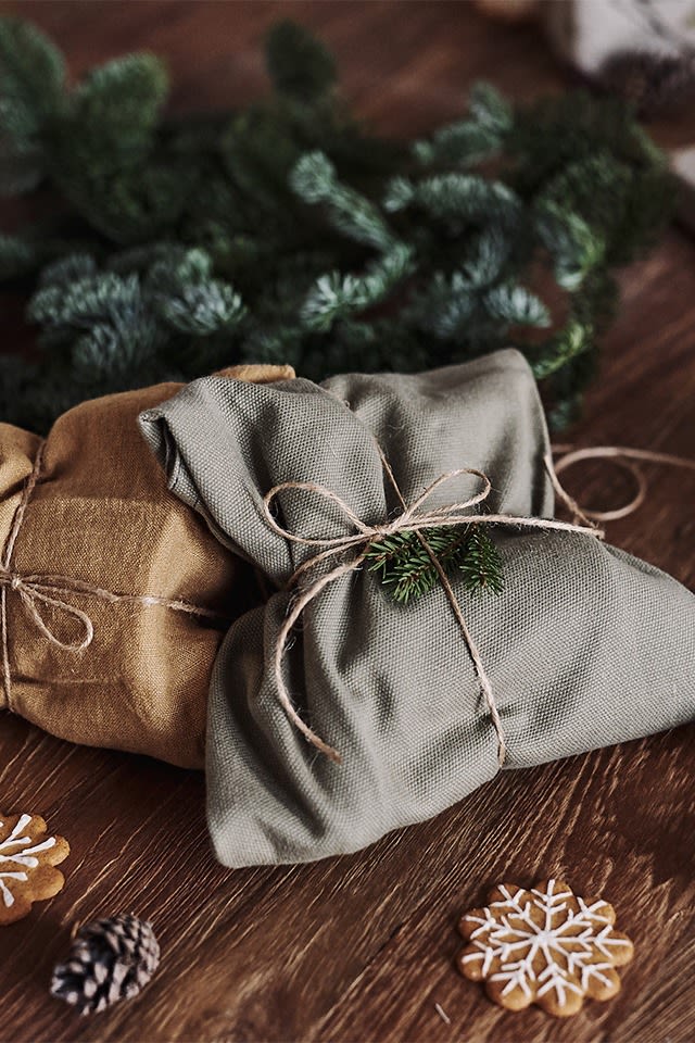 Weihnachtsgeschenke verpackt in Geschirrtüchern sind perfekt wenn Sie Ihre Geschenkverpackung dieses Jahr etwas nachhaltiger gestalten möchten.