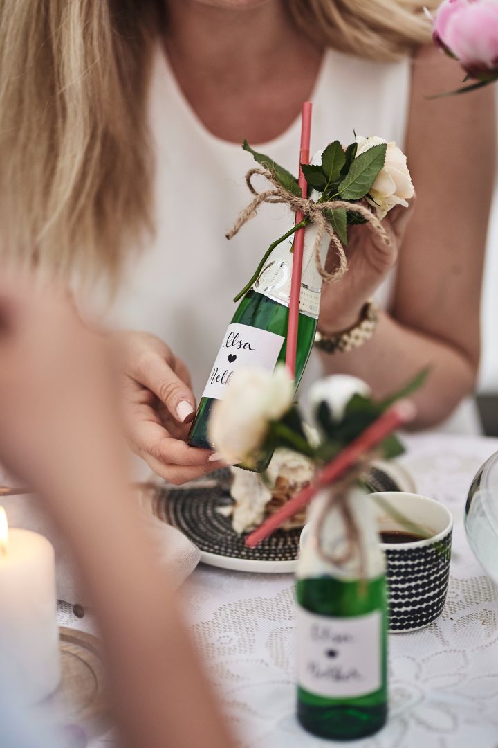Personalisieren Sie eine Sektflasche und werden Sie kreativ in der Gestaltung der Label an der Flasche – ein echter Hingucker und ein schönes Detail, das die Tafel am Valentinstag wunderbar ergänzt. 
