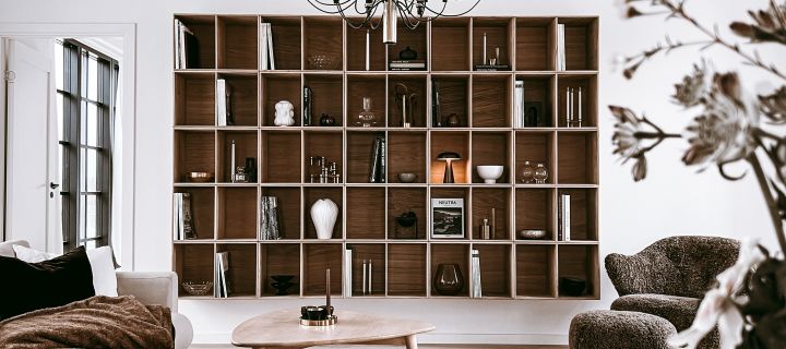 Deko-Ideen für Ihr Bücherregal: Inspiration im Haus von Anela Tahirovic @arkihem, wo tragbare Beleuchtung, Pflanzen und Blickfänge Tipps für ein schönes Bücherregal sind.