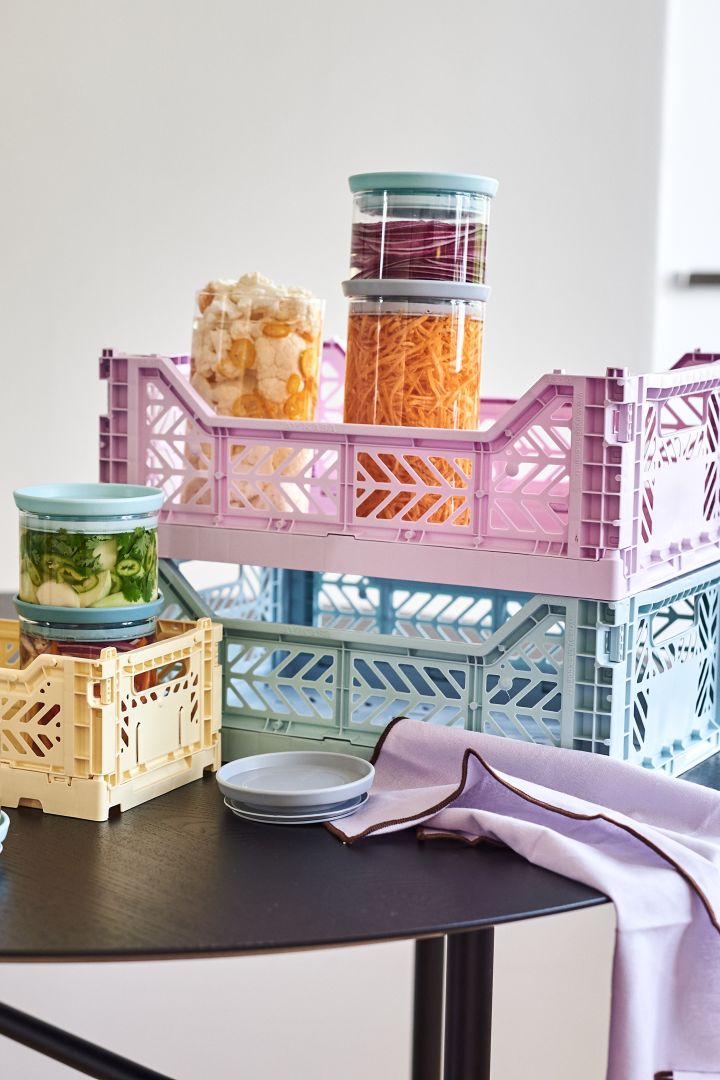 Bringen Sie Pastellfarben in Ihre Einrichtung, indem Sie mit den trendigen Colour Crate Aufbewahrungsboxen in Gelb, Lila und Blau von HAY dekorieren.