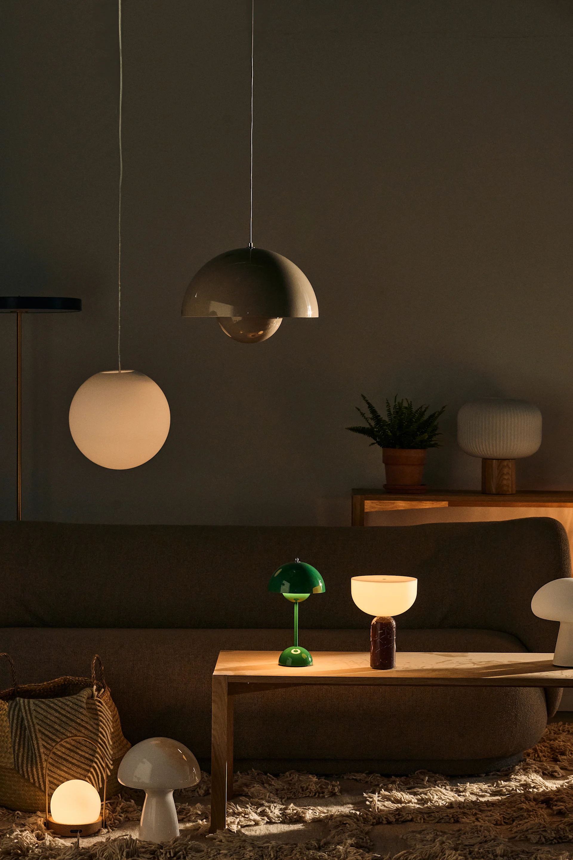 Die richtige Deckenleuchte fürs Wohnzimmer finden: Hier sehen Sie eine Sammlung an Pendel-und Tischleuchten, darunter die Flowerpot-Leuchten von &tradition, die Fair Tischleuchte von Scandi Living, die Kizu Tischleuchte von New Works und weitere.