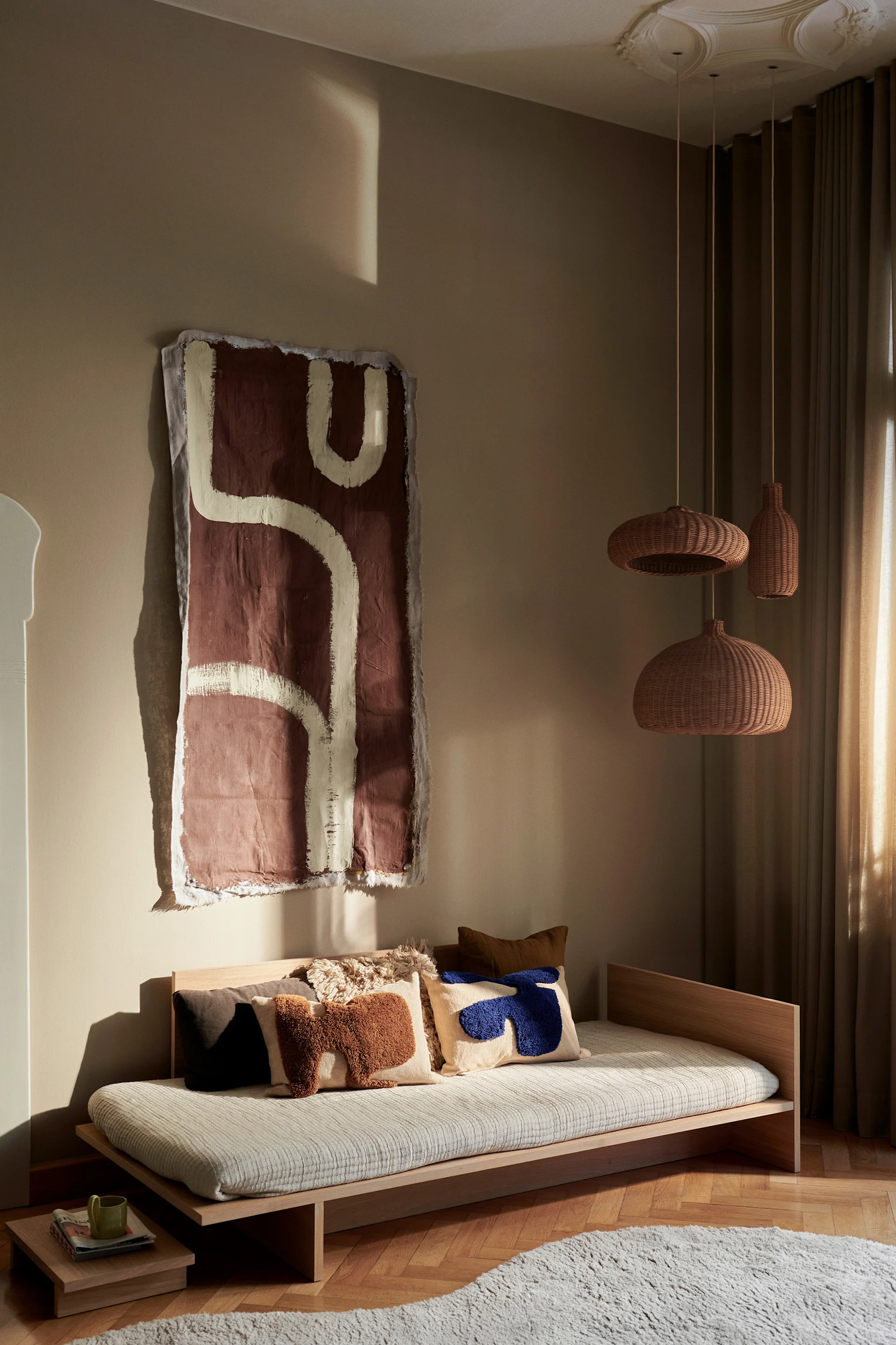 Ein Wohnzimmer in warmen Brauntönen, das eine gemütliche Atmosphäre schafft und die Farbtrends für 2026 widerspiegelt.