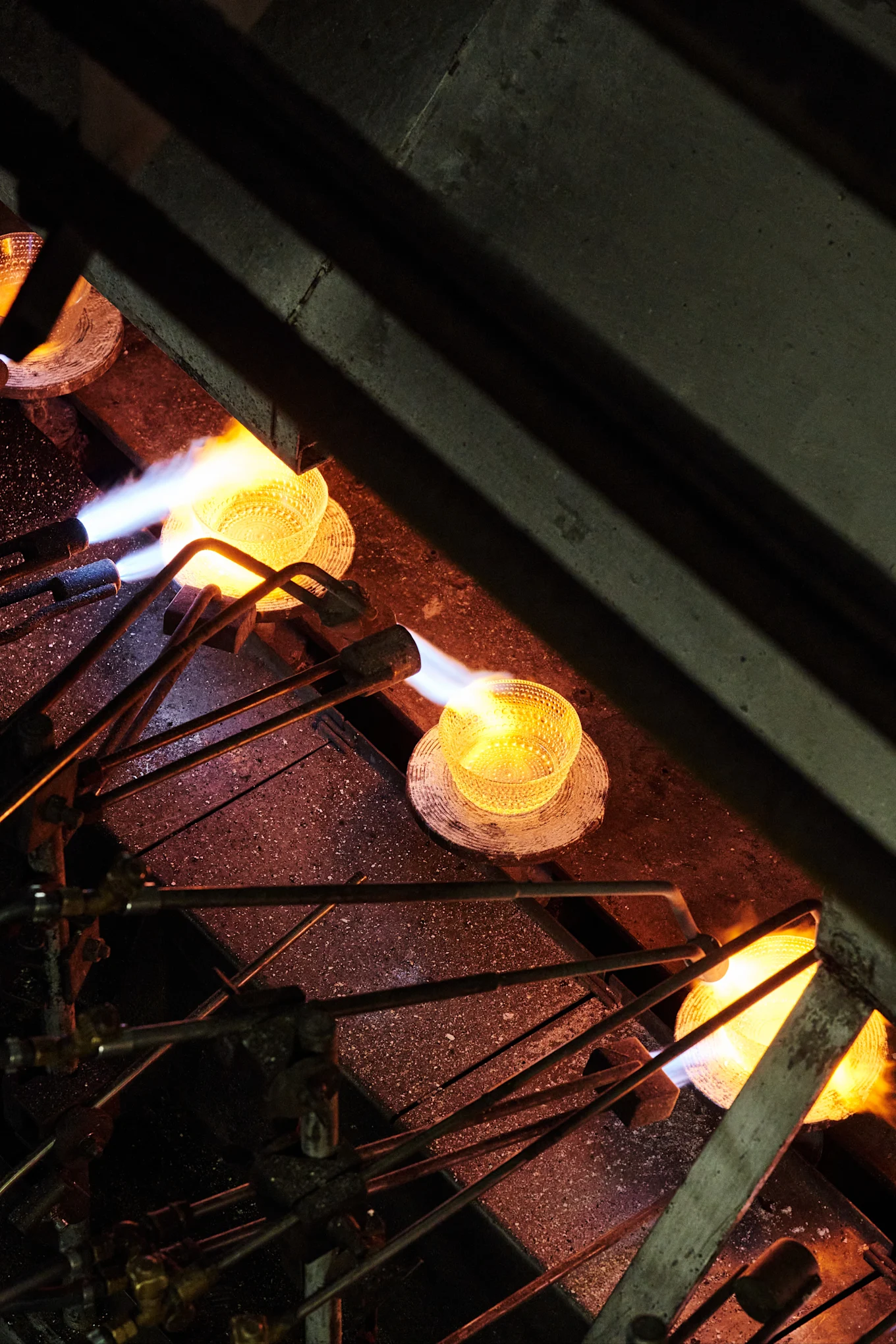 Die Kastehelmi-Schalen werden in der Glasfabrik von Iittala hergestellt.