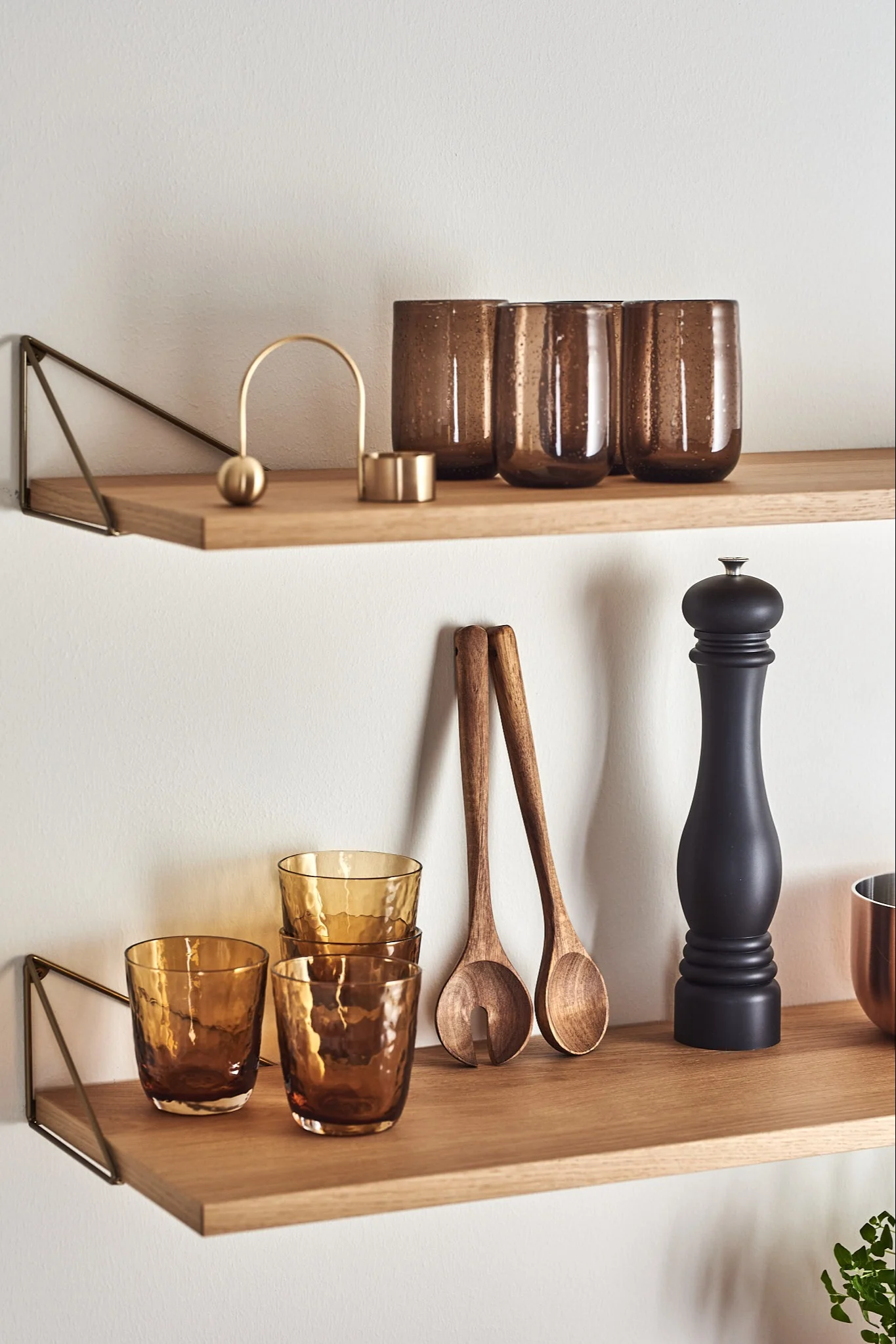 Pythagoras Eichenregal von Maze mit Bernsteingläsern, Gewürzregal und Salatbesteck.