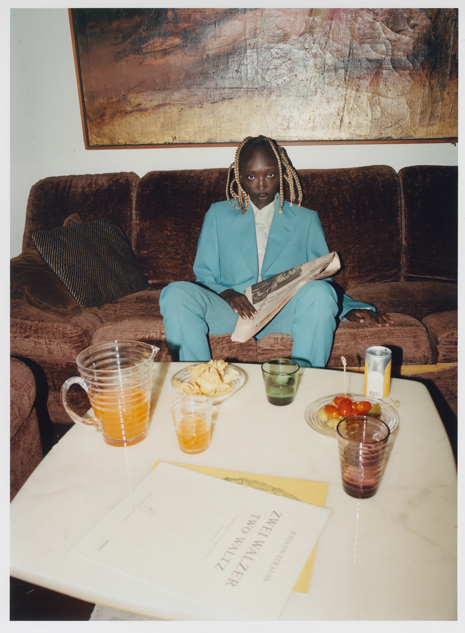 Hier sehen Sie ein Retro-Wohnzimmer mit Karaffe und Gläsern von Iittala.