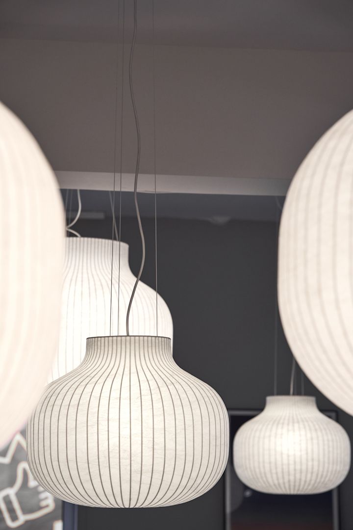 Lampen mit Papierschirmen sind einer der Wohntrends im Herbst 2025. Hier hängen mehrere Strand Pendelleuchten von Muuto von der Decke.