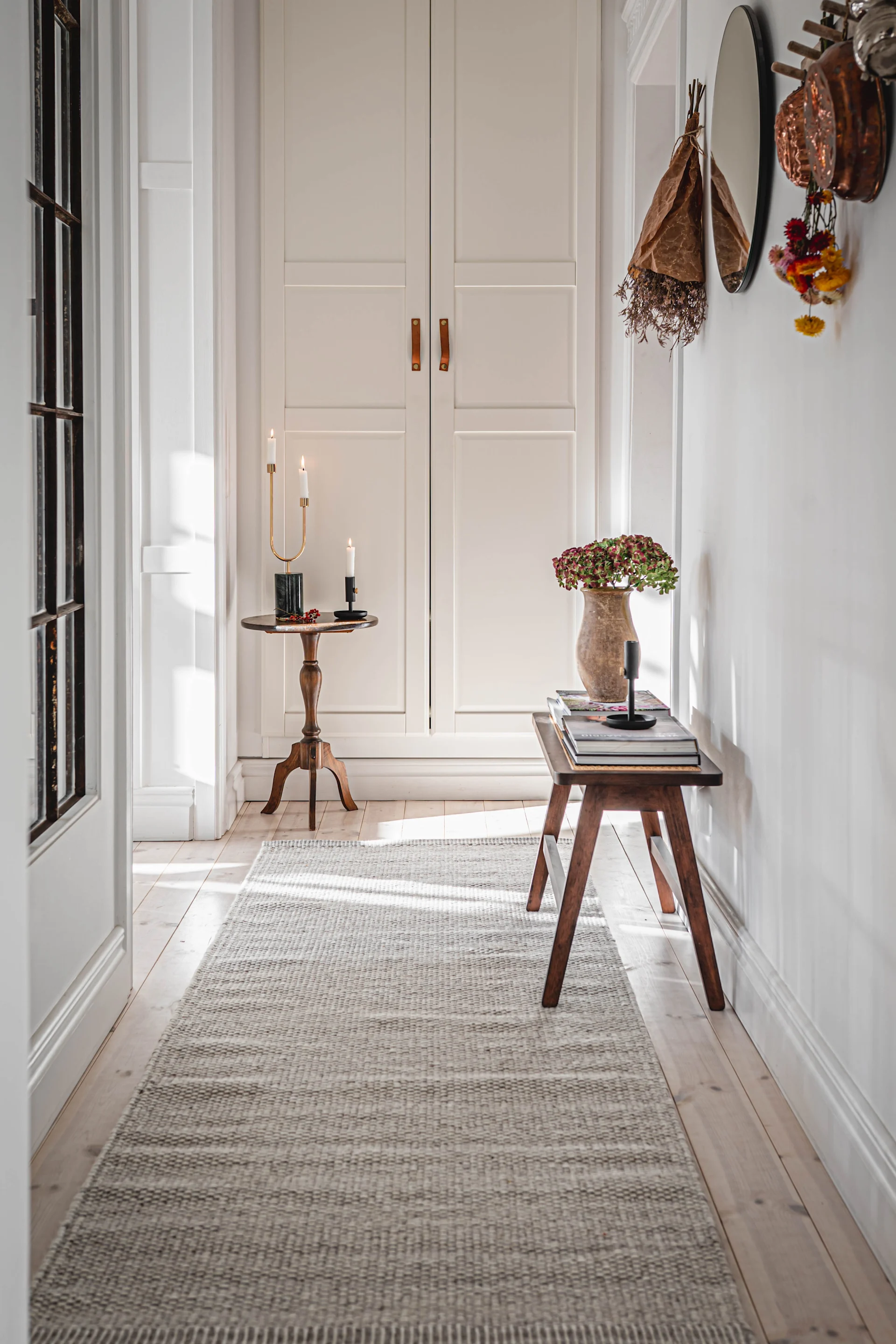 Gestalten Sie einen kleinen Flur: Inspiration von @hannesmauritzson, wo ein langer, schmaler, gemütlicher Teppich von Scandi Living für Tiefe und eine gemütliche Atmosphäre sorgen.