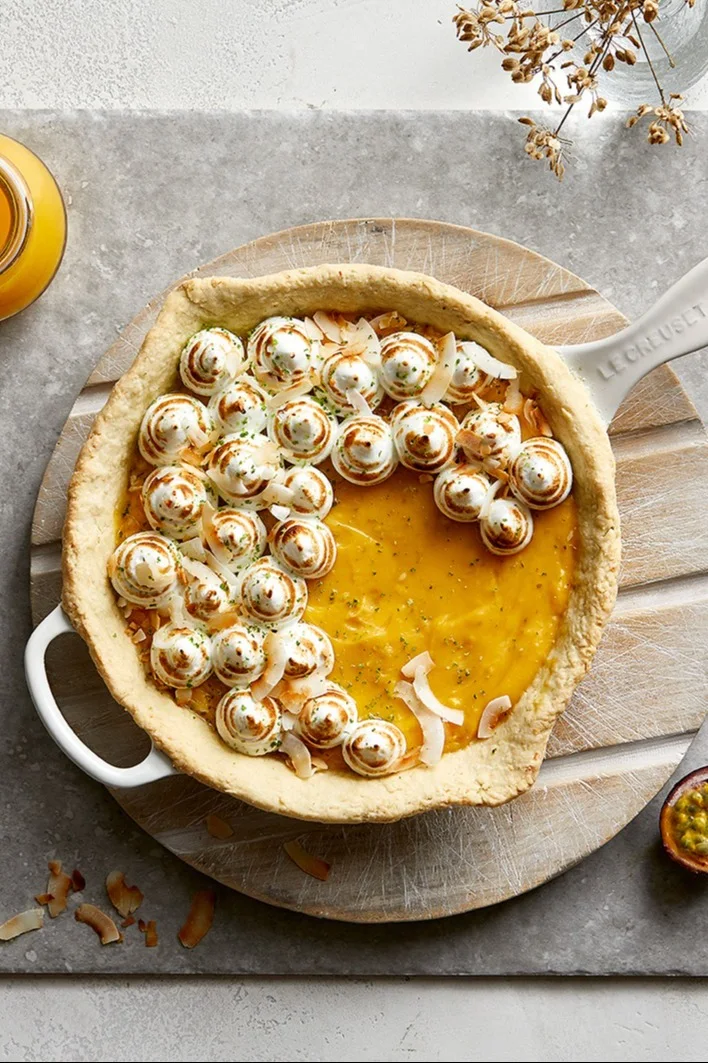 In der gusseisernen weißen Pfanne von Le Creuset wurde eine ansprechend aussehende Tarte zubereitet.