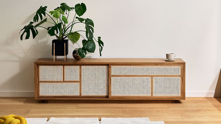 Die Rattan-Elemente des Air Sideboards von Design House Stockholm machen es zur perfekten Boho Deko. Hier wurde es noch mit einer großen Pflanze dekoriert.