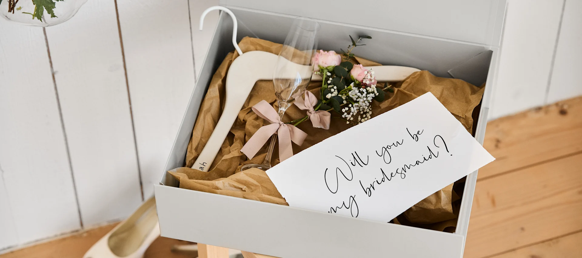 Beziehen Sie diese einzigartigen Hochzeitsideen in Ihren großen Tag ein, wie z. B. einen personalisierten Brautjungfernantrag mit einem Kleiderbügel für das Kleid, einem Sektglas und einer Aufbewahrungsbox.